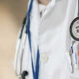 Az orvosok többlépcsős béremeléséről döntött a parlament